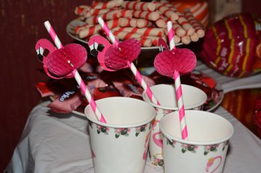 Tübüllerin ile pembe su bardağı