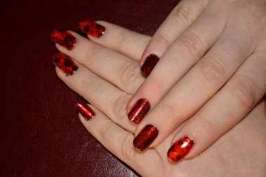 Kırmızı Lake boyalı çivi