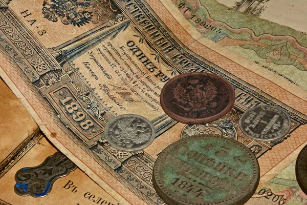 Königliche Banknoten Und Münzen — Stockfoto