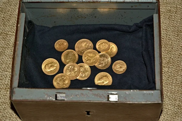 Коробка Дрібними Золотими Монетами — стокове фото