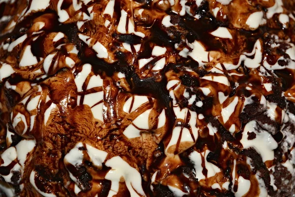 加酸奶油和巧克力的蛋糕 — 图库照片
