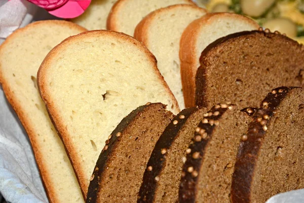 Dilimlenmiş Ekmek Beyaz Siyah — Stok fotoğraf
