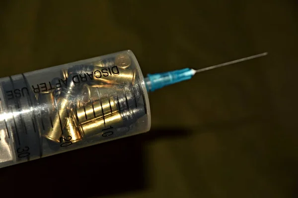 Injekční Stříkačka Naplněná Zásobními Vložkami Jako Lék — Stock fotografie