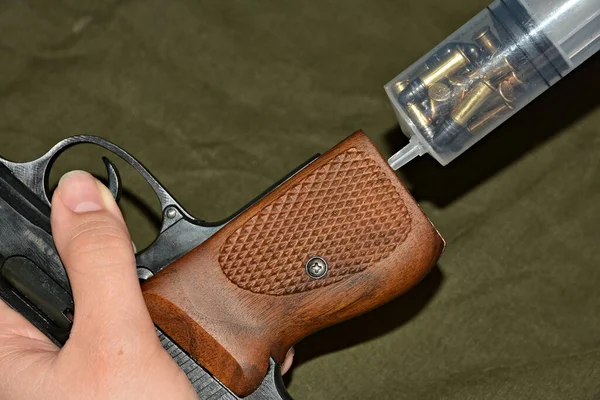 Pistola Alimentada Con Patronos Una Jeringa —  Fotos de Stock