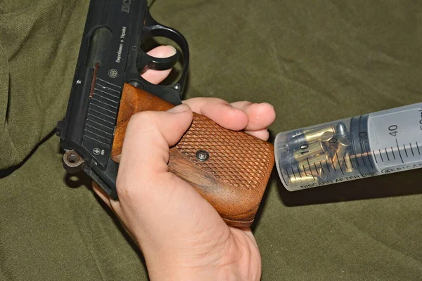 Pistola Alimentada Con Patronos Una Jeringa —  Fotos de Stock