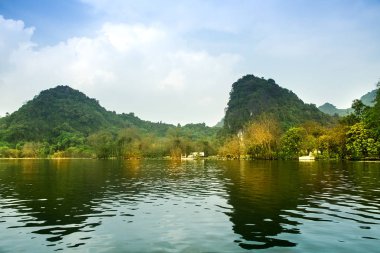 Yen akışı Huong pagoda Güz, Hanoi, Vietnam için yolda. Vietnam manzaralar