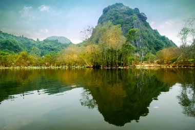 Yen akışı Huong pagoda Güz, Hanoi, Vietnam için yolda. Vietnam manzaralar
