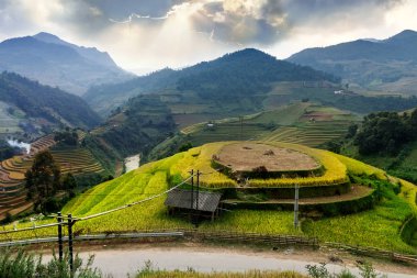 Pirinç tarlaları üzerinde Mu Cang Chai, Yenbai, Vietnam Teras. Vietnam manzaralar