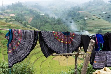 Keten kabuğundan yapılmış etekler - Kuzeybatı Vietnam 'daki 