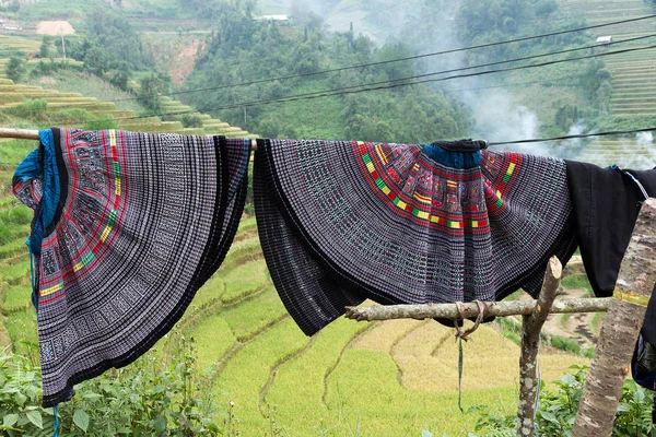 Keten kabuğundan yapılmış etekler - Kuzeybatı Vietnam 'daki 