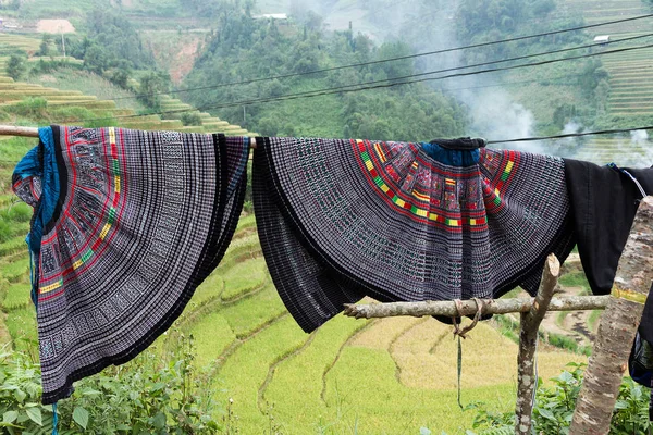 Keten kabuğundan yapılmış etekler - Kuzeybatı Vietnam 'daki 