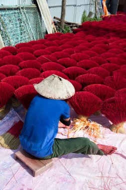 Geleneksel Vietnam tütsüleri Hanoi şehrinin yakınlarındaki bir köyde üretiliyor.
