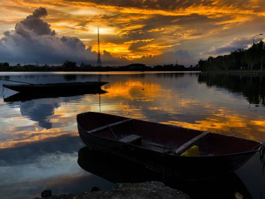 Gün batımında bulutlu Vietnam kırsalları