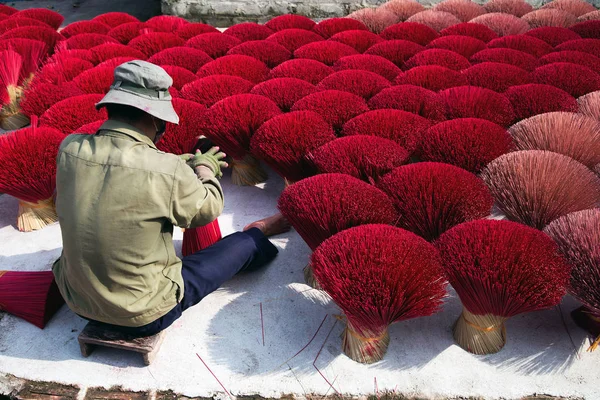 ベトナムのハノイ市近郊の村で行われたワークショップでベトナムの伝統香を生産しました — ストック写真
