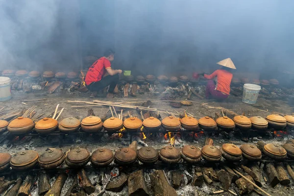ベトナムのハナム1月26 2019 労働者は粘土鍋で魚を調理します これはベトナムの有名な魚の加工方法です — ストック写真