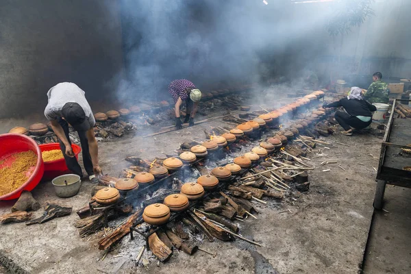 Hanam Vietnam Janeiro 2019 Trabalhadores Cozinham Peixe Com Uma Panela — Fotografia de Stock