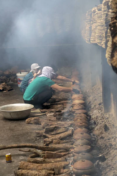 Hanam Vietnam Janeiro 2019 Trabalhadores Cozinham Peixe Com Uma Panela — Fotografia de Stock