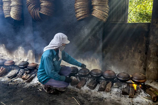 Hanam Wietnam Stycznia 2019 Pracownicy Gotują Ryby Glinianym Garnkiem Jest — Zdjęcie stockowe