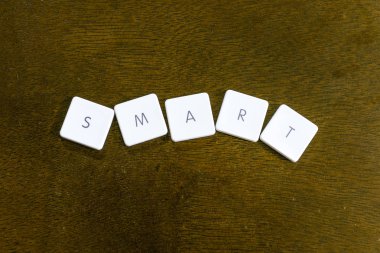 Akıllı kelime plastik klavye alfabesi ile koyu arka plan üzerinde yazılı