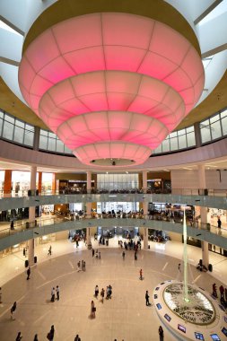 Dubai, Birleşik Arap Emirlikleri 23 Temmuz 2018 Dubai Alışveriş Merkezi Downtown Dubai en büyük alışveriş merkezi içinde BAE ile toplam iç kullanım alanı 5.9 milyon sq ft Burj Khalifa yanında bulunan.