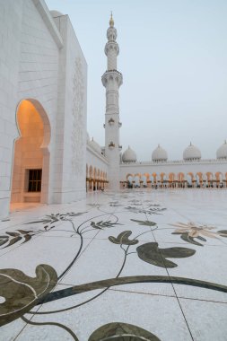 Abu Dhabi, Birleşik Arap Emirlikleri, 09 Ağustos 2018, Şeyh Zayed Grand Camii Merkezi (Szgmc) kararname numarası tarafından kurulduğu 18 yıl 2008, BAE'en büyük Camisi.