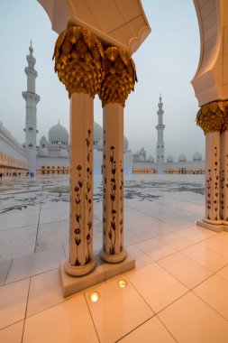 Abu Dhabi, Birleşik Arap Emirlikleri, 09 Ağustos 2018, Şeyh Zayed Grand Camii Merkezi (Szgmc) kararname numarası tarafından kurulduğu 18 yıl 2008, BAE'en büyük Camisi.