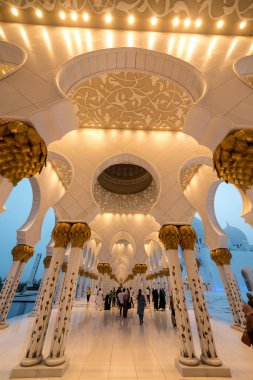 Abu Dhabi, Birleşik Arap Emirlikleri, 09 Ağustos 2018, Şeyh Zayed Grand Camii Merkezi (Szgmc) kararname numarası tarafından kurulduğu 18 yıl 2008, BAE'en büyük Camisi.