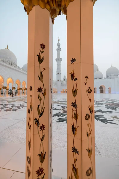 Abu Dhabi, Birleşik Arap Emirlikleri, 09 Ağustos 2018, Şeyh Zayed Grand Camii Merkezi (Szgmc) kararname numarası tarafından kurulduğu 18 yıl 2008, BAE'en büyük Camisi.