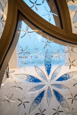 Abu Dhabi, Birleşik Arap Emirlikleri, 09 Ağustos 2018, Şeyh Zayed Grand Camii Merkezi (Szgmc) kararname numarası tarafından kurulduğu 18 yıl 2008, BAE'en büyük Camisi.