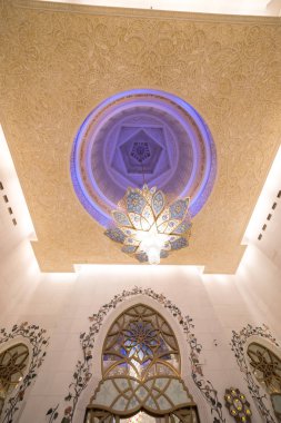 Abu Dhabi, Birleşik Arap Emirlikleri, 09 Ağustos 2018, Şeyh Zayed Grand Camii Merkezi (Szgmc) kararname numarası tarafından kurulduğu 18 yıl 2008, BAE'en büyük Camisi.