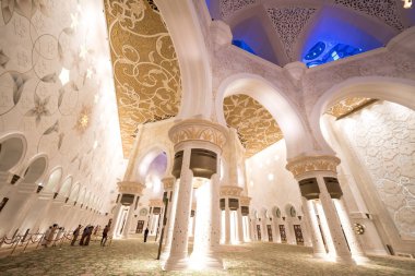 Abu Dhabi, Birleşik Arap Emirlikleri, 09 Ağustos 2018, Şeyh Zayed Grand Camii Merkezi (Szgmc) kararname numarası tarafından kurulduğu 18 yıl 2008, BAE'en büyük Camisi.