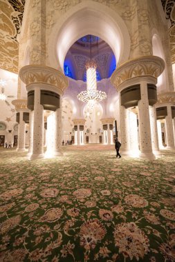 Abu Dhabi, Birleşik Arap Emirlikleri, 09 Ağustos 2018, Şeyh Zayed Grand Camii Merkezi (Szgmc) kararname numarası tarafından kurulduğu 18 yıl 2008, BAE'en büyük Camisi.