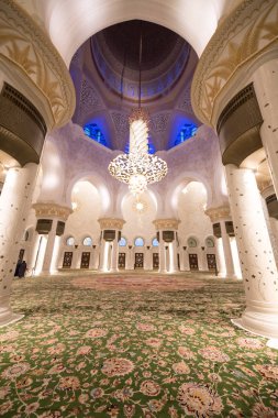Abu Dhabi, Birleşik Arap Emirlikleri, 09 Ağustos 2018, Şeyh Zayed Grand Camii Merkezi (Szgmc) kararname numarası tarafından kurulduğu 18 yıl 2008, BAE'en büyük Camisi.