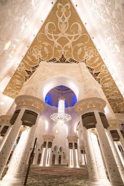 Abu Dhabi, Birleşik Arap Emirlikleri, 09 Ağustos 2018, Şeyh Zayed Grand Camii Merkezi (Szgmc) kararname numarası tarafından kurulduğu 18 yıl 2008, BAE'en büyük Camisi.