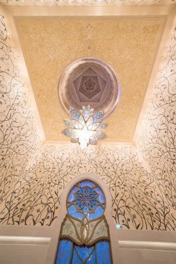 Abu Dhabi, Birleşik Arap Emirlikleri, 09 Ağustos 2018, Şeyh Zayed Grand Camii Merkezi (Szgmc) kararname numarası tarafından kurulduğu 18 yıl 2008, BAE'en büyük Camisi.