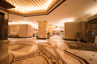 Abu Dhabi, Birleşik Arap Emirlikleri, 09 Ağustos 2018, Emirates Palace Hotel, büyülü ve unutulmaz bir deneyim oluşturmak için son teknoloji ile Arap ihtişamı bu lüks otel karıştırır. Ana Palace bina wi bir kilometre boyunca uzanıyor