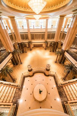 Abu Dhabi, Birleşik Arap Emirlikleri, 09 Ağustos 2018, Emirates Palace Hotel, büyülü ve unutulmaz bir deneyim oluşturmak için son teknoloji ile Arap ihtişamı bu lüks otel karıştırır. Ana Palace bina wi bir kilometre boyunca uzanıyor