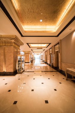 Abu Dhabi, Birleşik Arap Emirlikleri, 09 Ağustos 2018, Emirates Palace Hotel, büyülü ve unutulmaz bir deneyim oluşturmak için son teknoloji ile Arap ihtişamı bu lüks otel karıştırır. Ana Palace bina wi bir kilometre boyunca uzanıyor