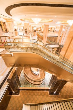 Abu Dhabi, Birleşik Arap Emirlikleri, 09 Ağustos 2018, Emirates Palace Hotel, büyülü ve unutulmaz bir deneyim oluşturmak için son teknoloji ile Arap ihtişamı bu lüks otel karıştırır. Ana Palace bina wi bir kilometre boyunca uzanıyor