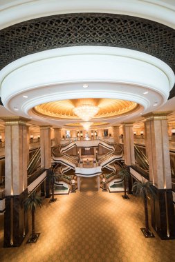 Abu Dhabi, Birleşik Arap Emirlikleri, 09 Ağustos 2018, Emirates Palace Hotel, büyülü ve unutulmaz bir deneyim oluşturmak için son teknoloji ile Arap ihtişamı bu lüks otel karıştırır. Ana Palace bina wi bir kilometre boyunca uzanıyor