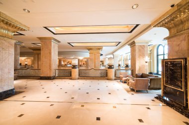 Abu Dhabi, Birleşik Arap Emirlikleri, 09 Ağustos 2018, Emirates Palace Hotel, büyülü ve unutulmaz bir deneyim oluşturmak için son teknoloji ile Arap ihtişamı bu lüks otel karıştırır. Ana Palace bina wi bir kilometre boyunca uzanıyor