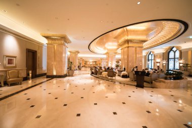Abu Dhabi, Birleşik Arap Emirlikleri, 09 Ağustos 2018, Emirates Palace Hotel, büyülü ve unutulmaz bir deneyim oluşturmak için son teknoloji ile Arap ihtişamı bu lüks otel karıştırır. Ana Palace bina wi bir kilometre boyunca uzanıyor
