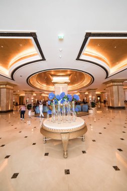 Abu Dhabi, Birleşik Arap Emirlikleri, 09 Ağustos 2018, Emirates Palace Hotel, büyülü ve unutulmaz bir deneyim oluşturmak için son teknoloji ile Arap ihtişamı bu lüks otel karıştırır. Ana Palace bina wi bir kilometre boyunca uzanıyor