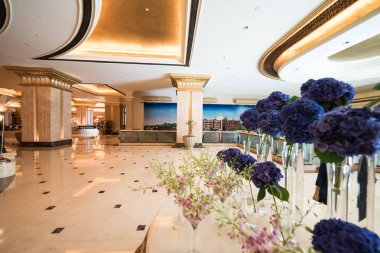 Abu Dhabi, Birleşik Arap Emirlikleri, 09 Ağustos 2018, Emirates Palace Hotel, büyülü ve unutulmaz bir deneyim oluşturmak için son teknoloji ile Arap ihtişamı bu lüks otel karıştırır. Ana Palace bina wi bir kilometre boyunca uzanıyor