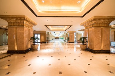 Abu Dhabi, Birleşik Arap Emirlikleri, 09 Ağustos 2018, Emirates Palace Hotel, büyülü ve unutulmaz bir deneyim oluşturmak için son teknoloji ile Arap ihtişamı bu lüks otel karıştırır. Ana Palace bina wi bir kilometre boyunca uzanıyor