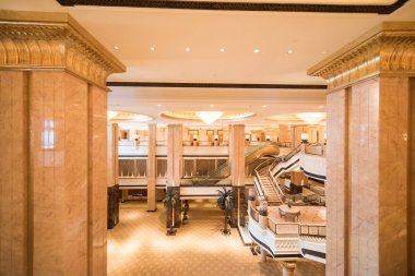 Abu Dhabi, Birleşik Arap Emirlikleri, 09 Ağustos 2018, Emirates Palace Hotel, büyülü ve unutulmaz bir deneyim oluşturmak için son teknoloji ile Arap ihtişamı bu lüks otel karıştırır. Ana Palace bina wi bir kilometre boyunca uzanıyor