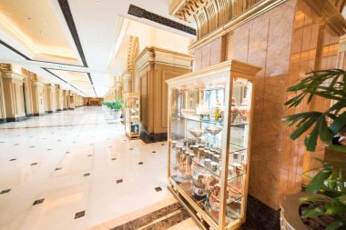 Abu Dhabi, Birleşik Arap Emirlikleri, 09 Ağustos 2018, Emirates Palace Hotel, büyülü ve unutulmaz bir deneyim oluşturmak için son teknoloji ile Arap ihtişamı bu lüks otel karıştırır. Ana Palace bina wi bir kilometre boyunca uzanıyor