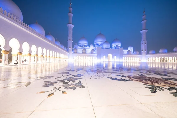 阿布扎比 阿拉伯联合酋长国 2018年8月09日 酋长扎耶德大清真寺中心 Szgmc 成立的法令号18年 2008 最大的清真寺在阿联酋 — 图库照片