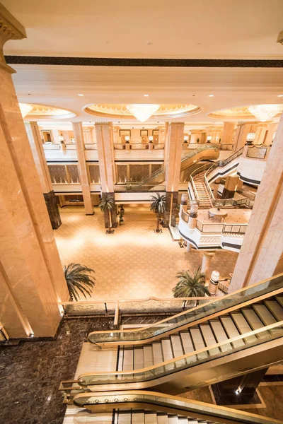 アブダビ アラブ首長国連邦 2018 エミレーツ パレス ホテル 豪華なホテルの魔法 思い出に残る体験を作成する最新の技術とアラビアの素晴らしさをブレンドします メインの宮殿の建物は からキロに広がって — ストック写真