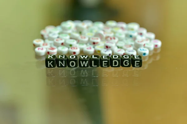 Γνώση Γράφεται Κύβο Ακρυλικό Μαύρο Λευκές Χάντρες Αλφάβητο Στο Φόντο — Φωτογραφία Αρχείου